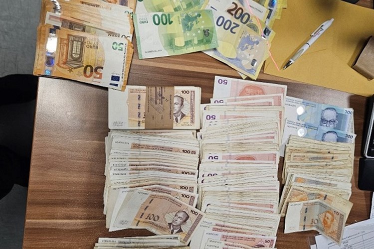 Austrijanka pokušala unijeti skoro 44 000 €!